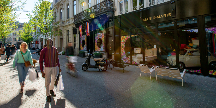 Een vrouw en een man winkelen in een winkelstraat in Antwerpen. Een vrouw en een man winkelen in een winkelstraat in Antwerpen.