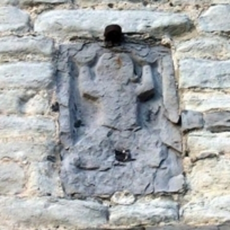 Een close up van de 'verminkte' Semini boven de poort van het Steen Een close up van de 'verminkte' Semini boven de poort van het Steen