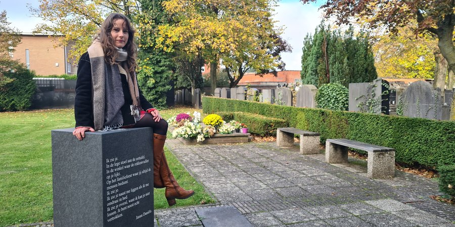 Janan Daniëls bij haar gedicht op Silsburg Janan Daniëls bij haar gedicht op Silsburg