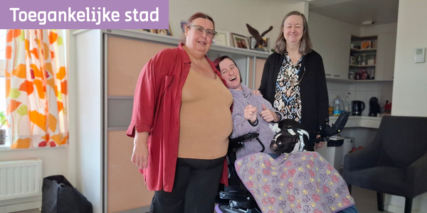 Drie vrouwen poseren naast elkaar