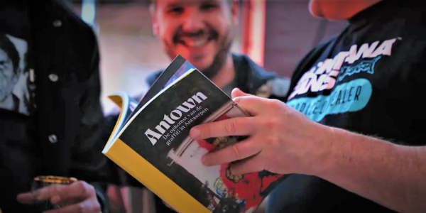 Deze abonnees van de Deurnse nieuwsbrief winnen het boek ‘Antown’