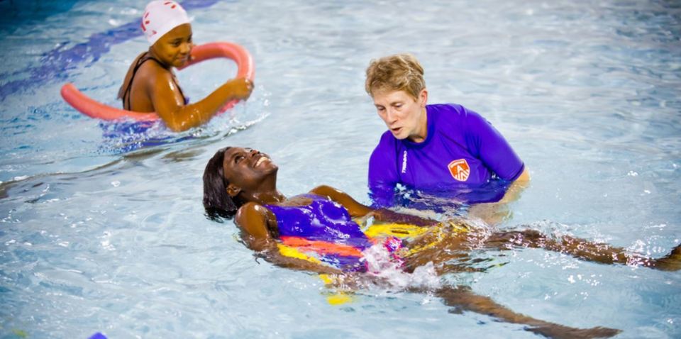 Een vrijwilligster geeft zwemles