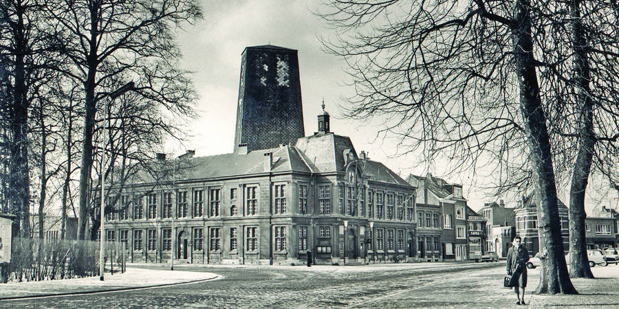 Van 1925 tot 1973 stond er achter het gemeentehuis een 32 meter hoge toren. Het was een overdekte staande dubbele wip. Binnenin schoten boogschutters naar een doel bovenaan de toren.