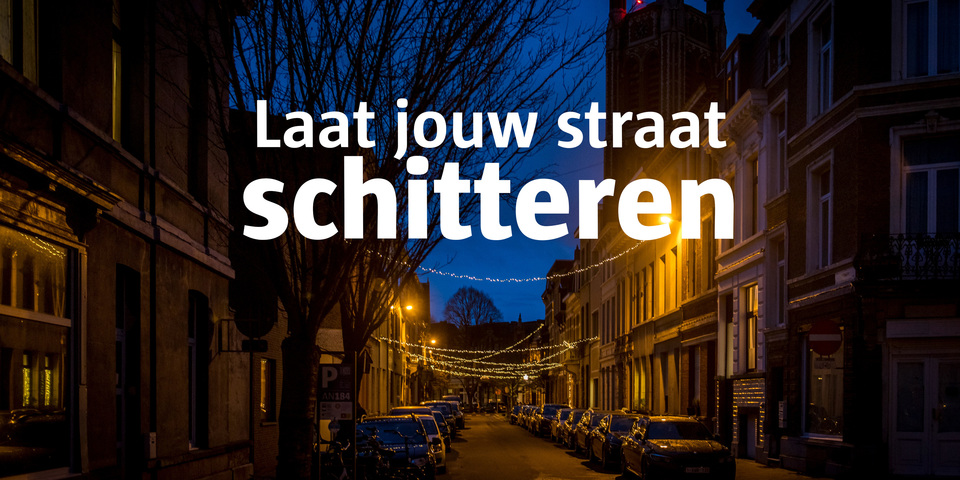 Straat in Berchem, versierd met verschillende lichtslingers hangend over de straat