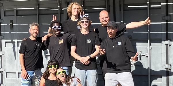 Vrijwilligers poseren samen op foto.