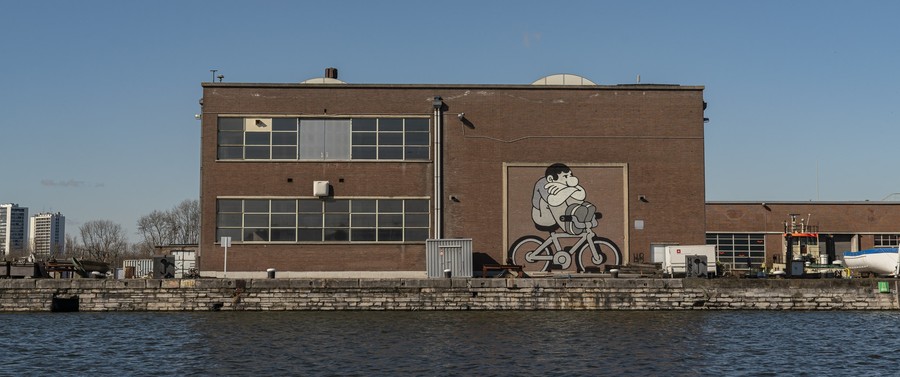 beeld van kaai 45 met het gebouw dat afgebroken wordt