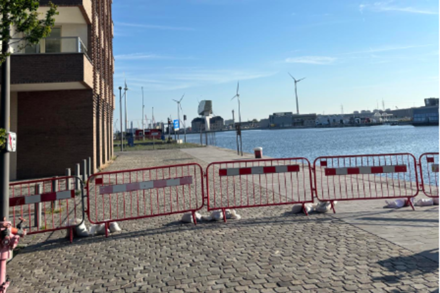 nadarhekken voor het gebouw nadarhekken voor het gebouw