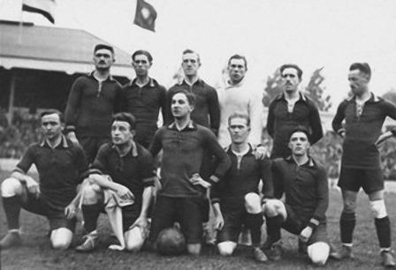 Ploegfoto Belgische voetbalploeg tijdens Olympische Spelen 1920