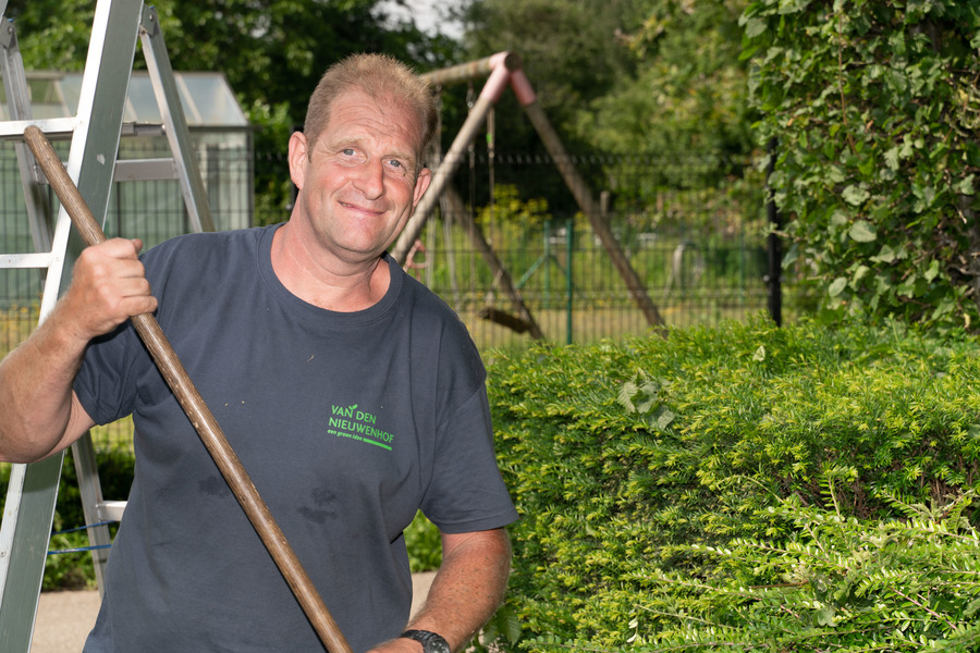 Stefan aan het werk in een voortuin van een klant
