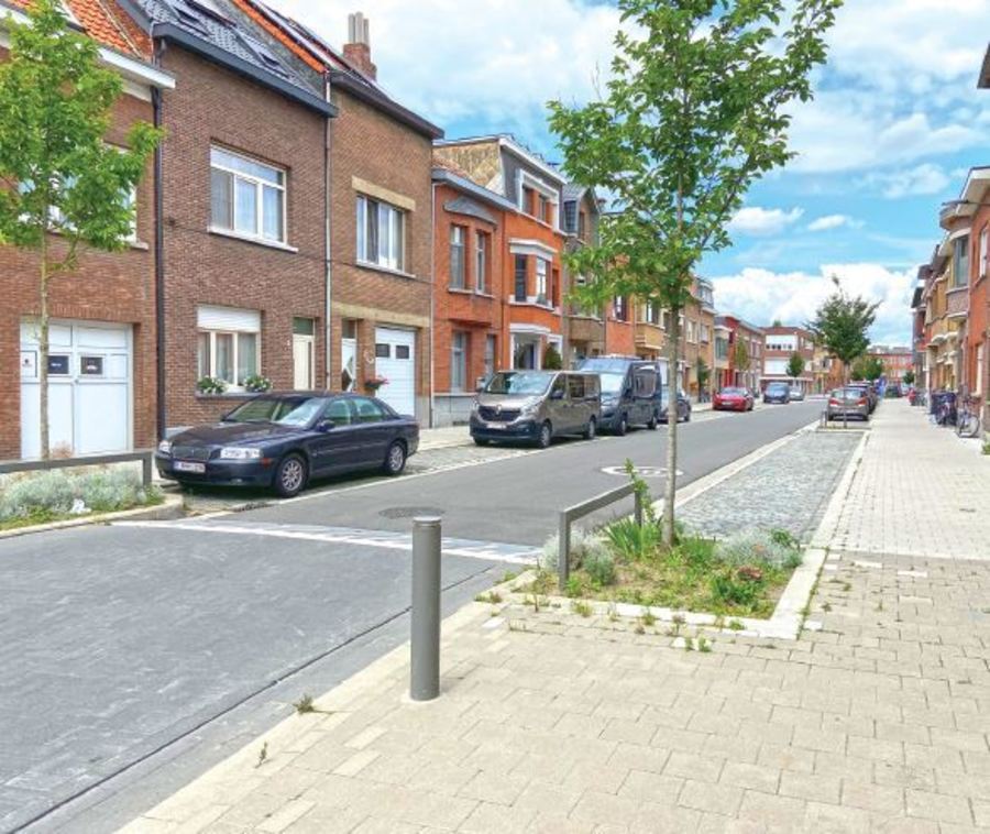 Referentiebeeld - verkeersplateau en voetpad in betonstraatstenen, rijweg in asfalt en parkeerstroken in kasseien