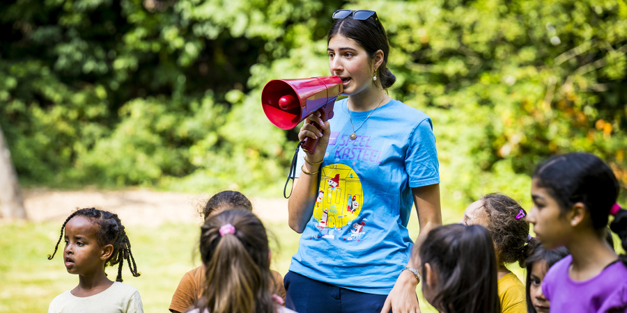 spelende kinderen tijdens een activiteit van Speelkasteel en hun animator spelende kinderen tijdens een activiteit van Speelkasteel en hun animator