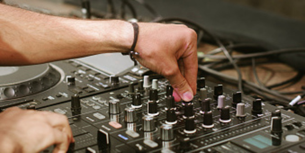 Een detailbeeld van een dj aan het werk