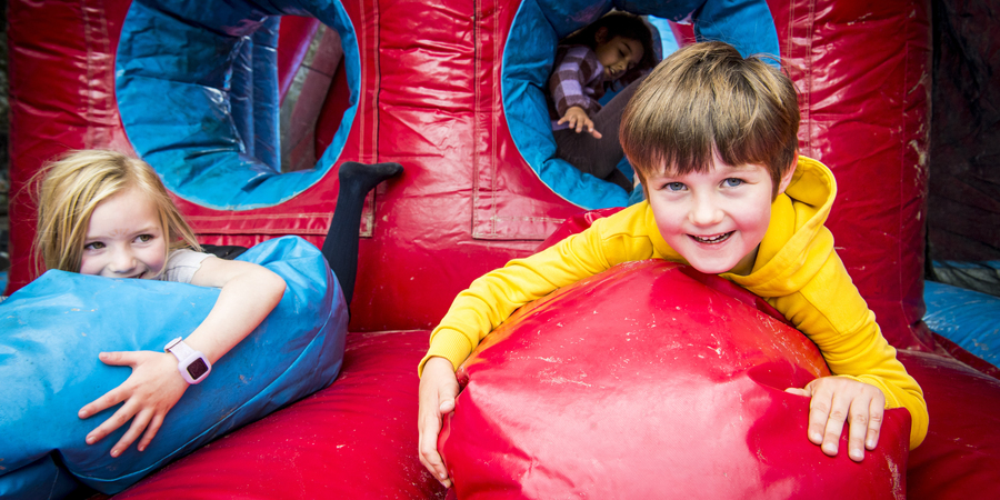 Kinderen spelen in een springkasteel.