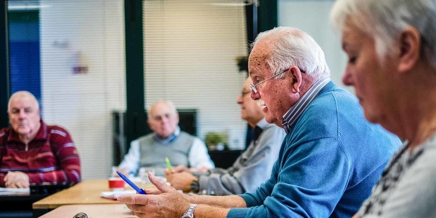 Voorzitter seniorenraad spreekt zijn leden toe
