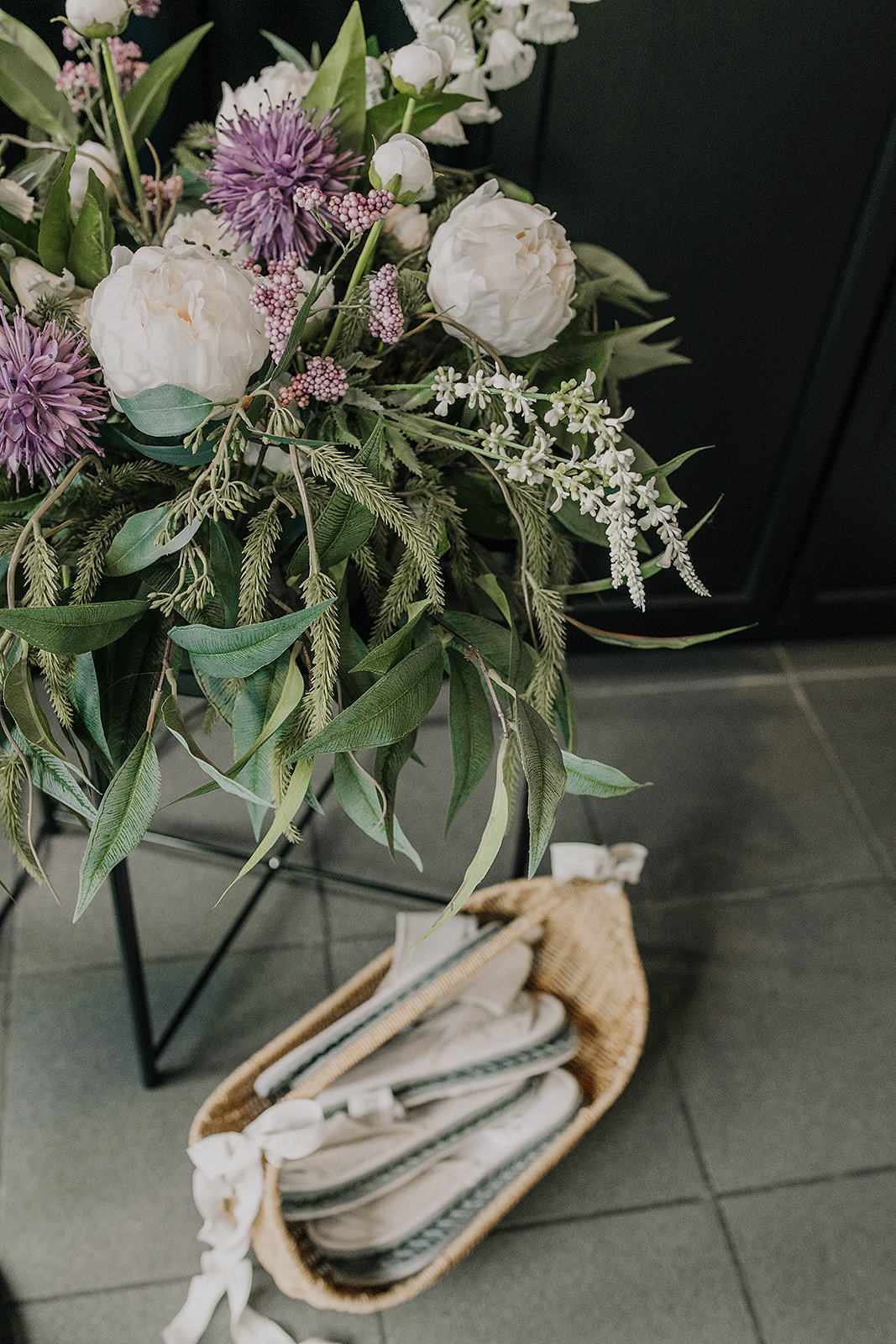 Een vaas met bloemen en een mand