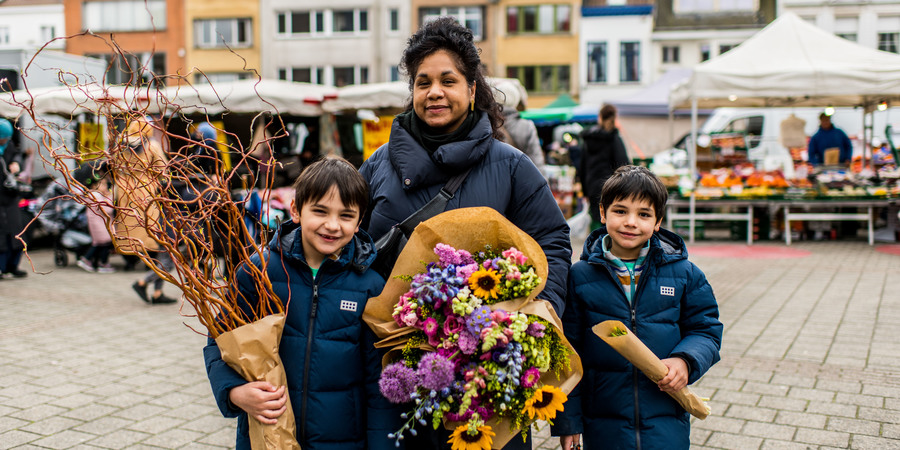Bezoekers markt Borgerhout op het laar tijdens maand van de markt Bezoekers markt Borgerhout op het laar tijdens maand van de markt