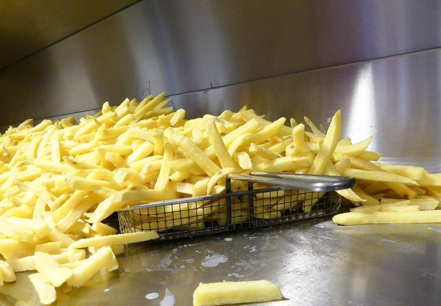 Een berg voorgebakken frieten