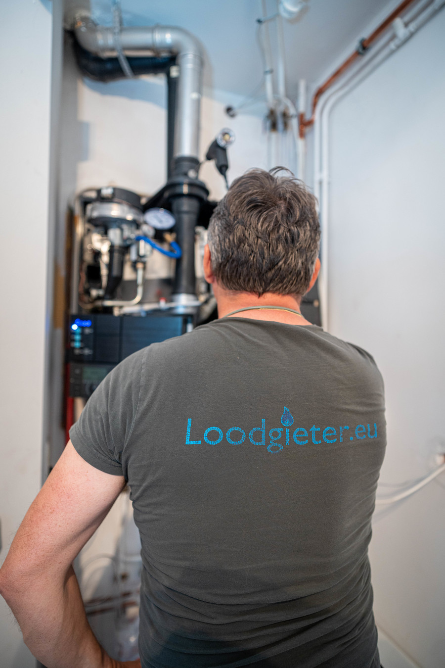 Op de achterkant van Frank Lamberechts' T-shirt staat zijn website