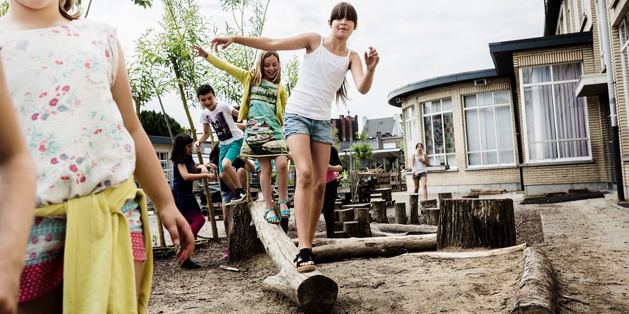 Kinderen balanceren over boomstammen Kinderen balanceren over boomstammen