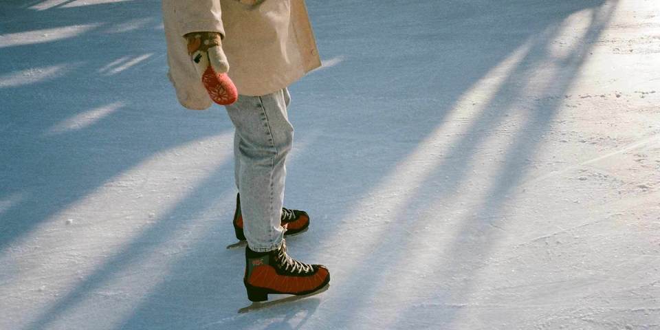 Een schaatsende persoon.