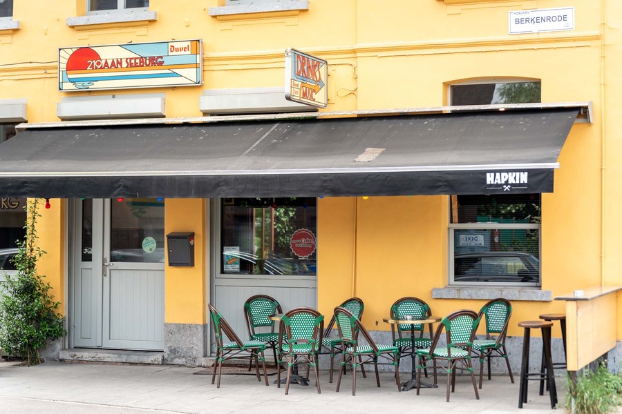 Café gefotografeerd aan de overkant