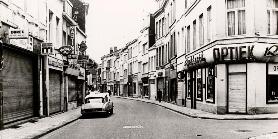 De Lange Beeldekensstraat vanaf de Sint- Willibrordusstraat tijdens de middenstandsstaking tegen de invoering van de BTW. Alle winkels bleven gesloten. Links staat een Citroën DS voor koffiebranderij Martin's. Rechts op de hoek is optiek Roothaert