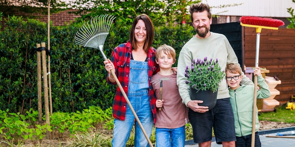Gezin dat deelneemt aan de Lentepoets met tuingerief en een bloempot