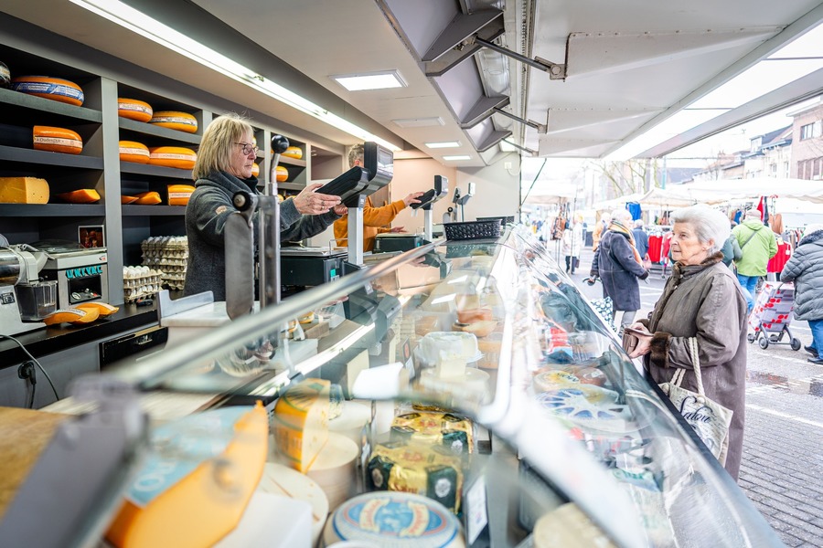 Het kaaskraam op de markt: zij-aanzicht