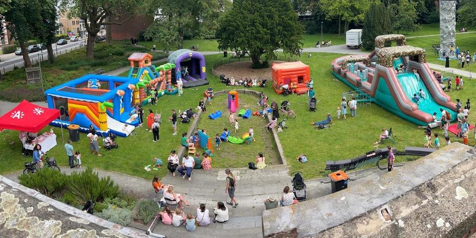 Park Gravenhof vol springkastelen: zicht vanop het terras
