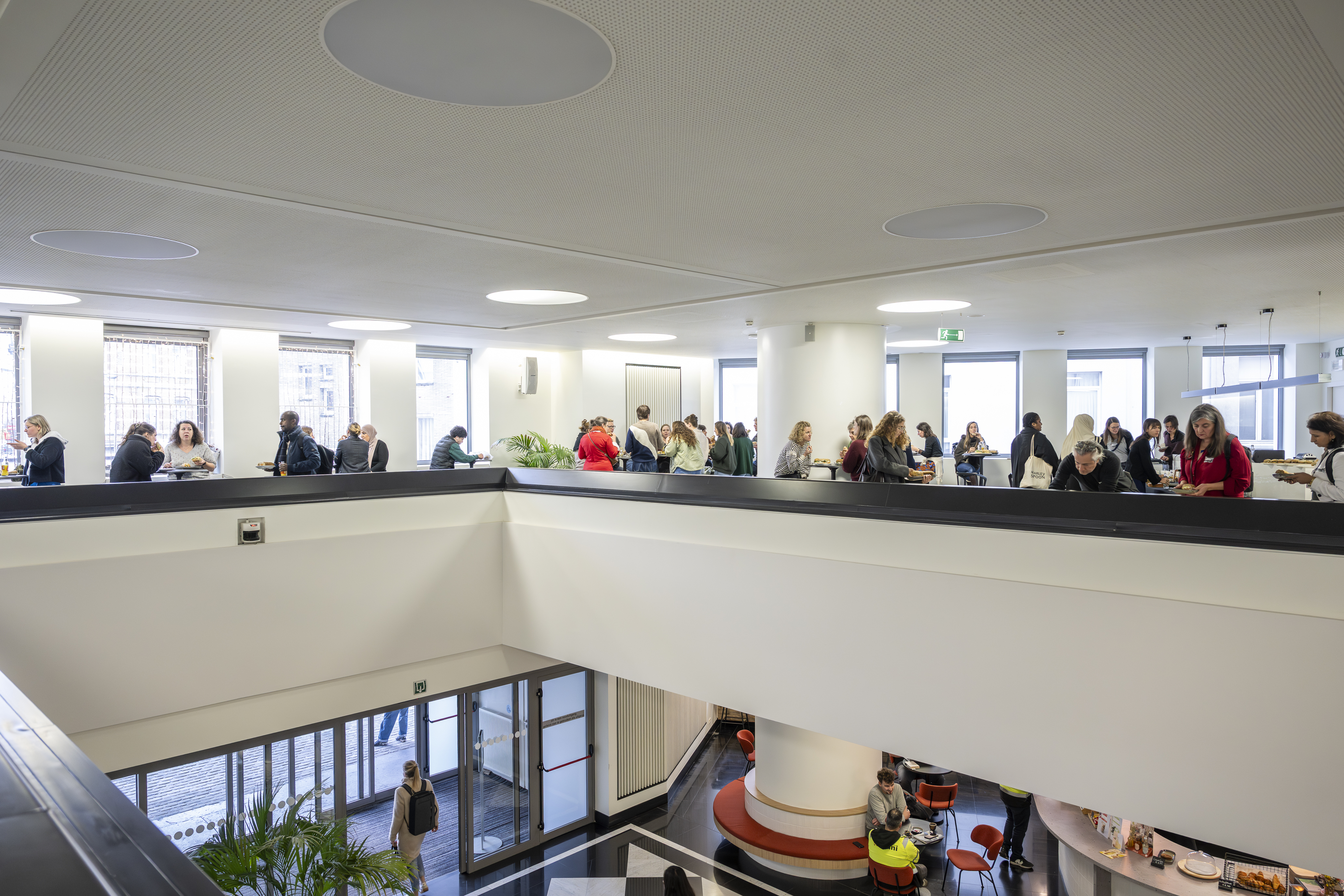 Mensen eten hun broodje