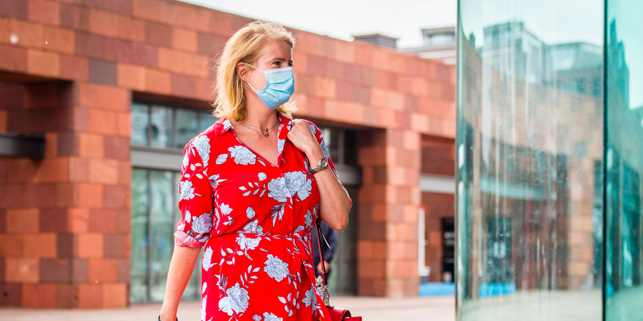 Vrouw draagt mondmasker Vrouw draagt mondmasker