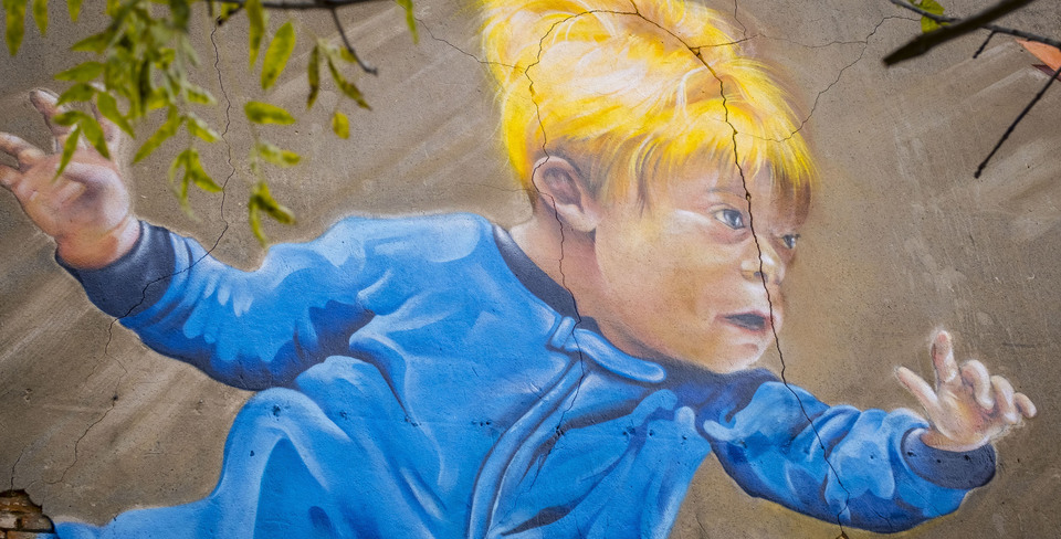 Graffitiwerk van een jongen met downsyndroom die droom dat hij kan vliegen