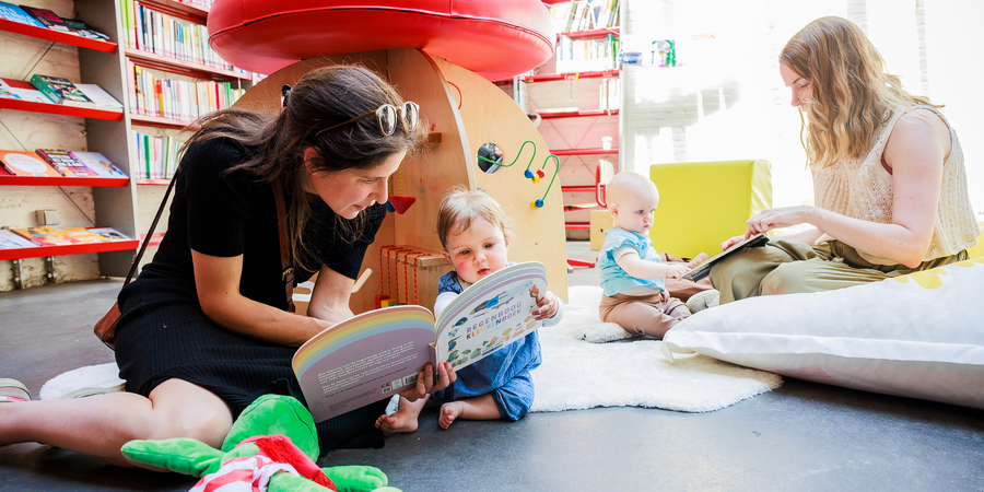 Boek & baby in de bibliotheek