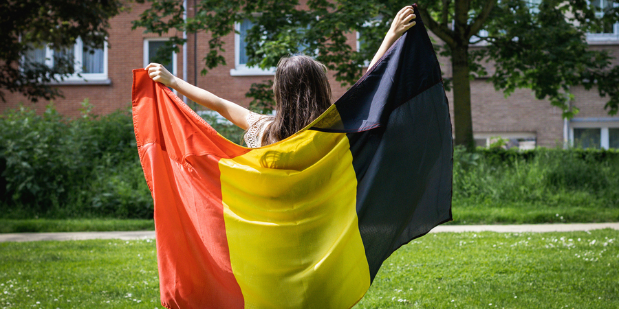 meisje poseert met Belgische vlag meisje poseert met Belgische vlag