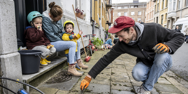 Bewoners poetsen de straat