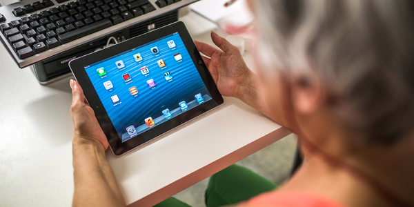 Foto van vrouw die tablet vasthoudt
