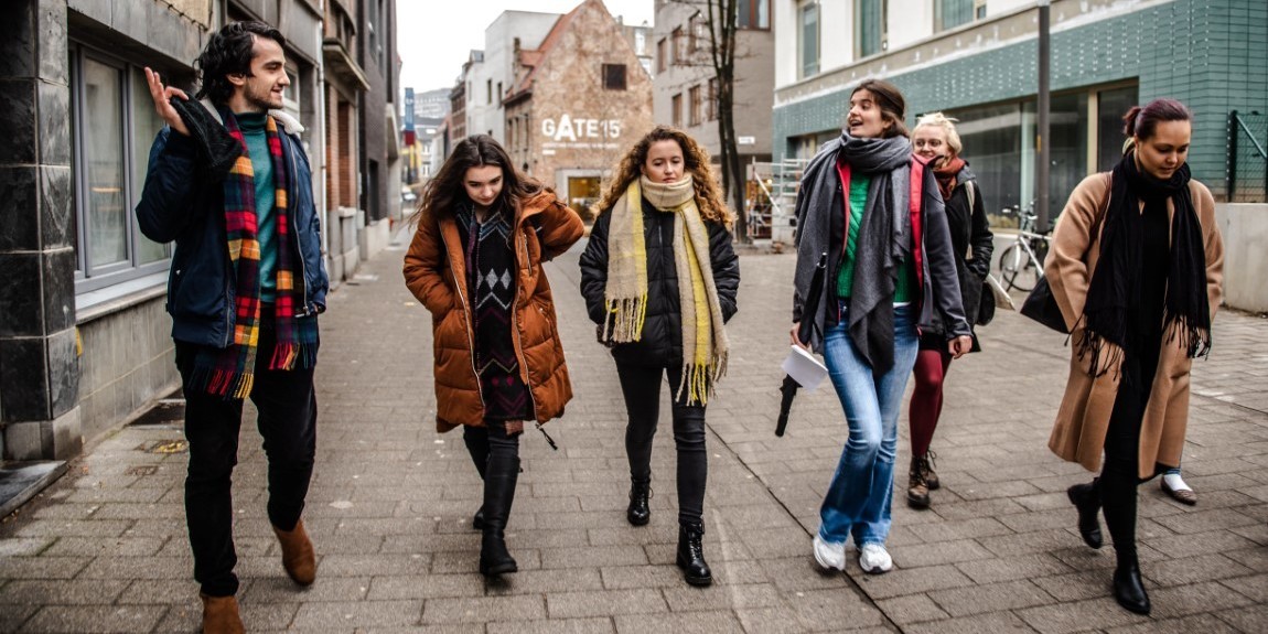 Student-begeleider toont de stad aan studenten