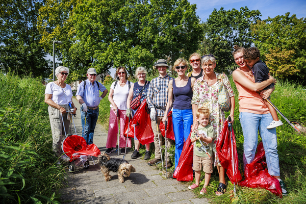 Een groep bewoners die zwerfvuil verzamelen tijdens World Cleanup Day