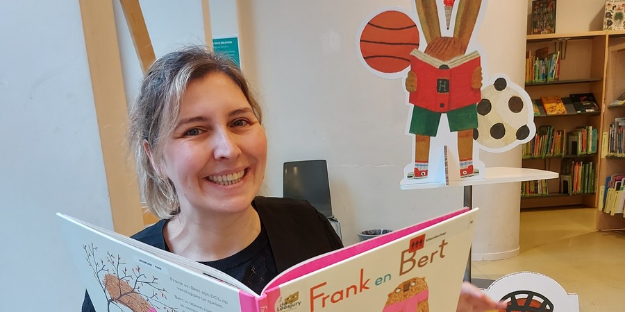 Jeugdmedewerker Caroline leest voor uit Frank en Bert.