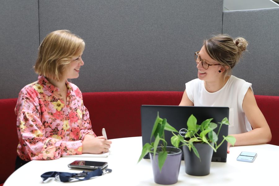 Collega's Anouk en Marie hebben een overleg samen