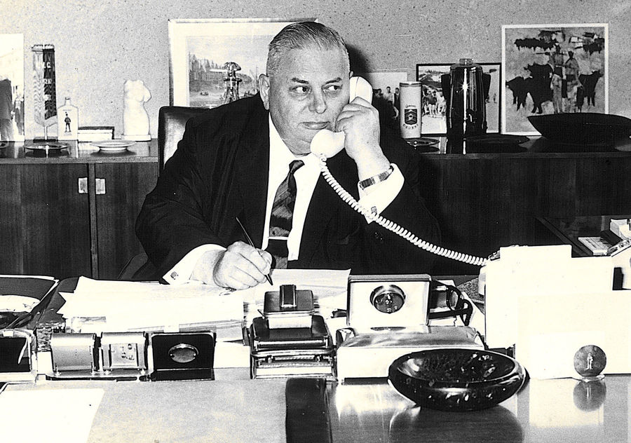 Burgemeester Maurice Dequeecker in zijn kabinet