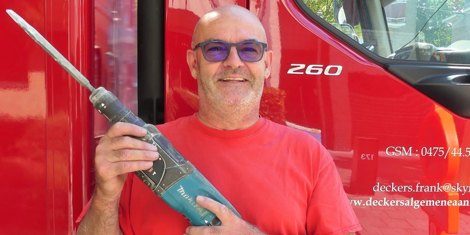 Frank Deckers met een boormachine voor zijn camion