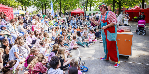 kinderen kijken naar een voorstelling van een clown