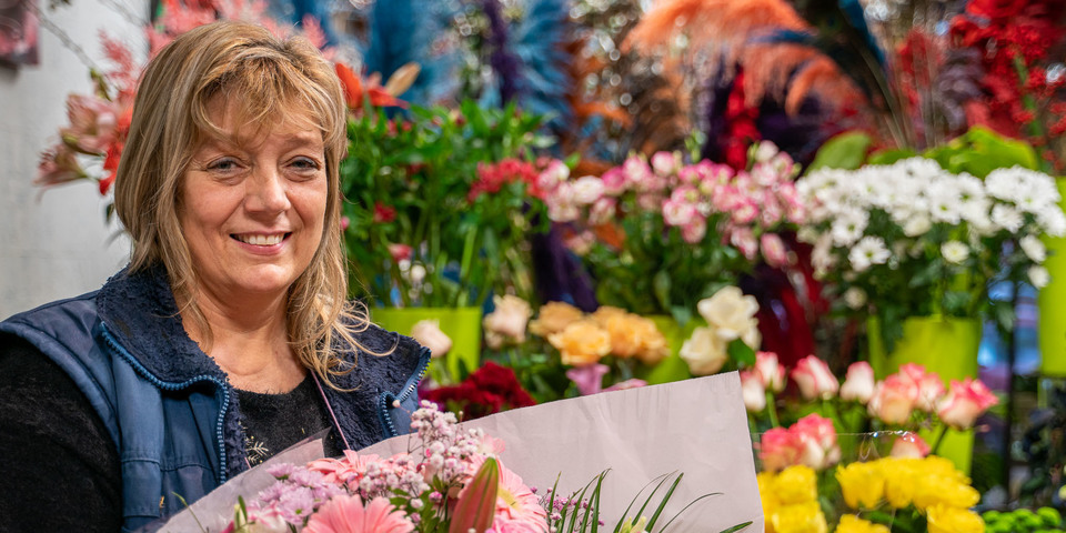 Diane bij haar bloemen