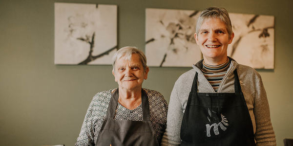 Jeanneke en Conny in het restaurant