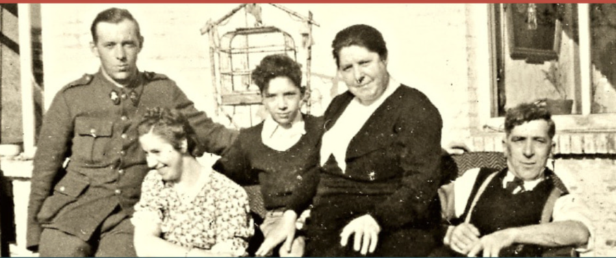 Zwartwit-beeld ten tijde van de 2de Wereldoorlog met een familieportret.