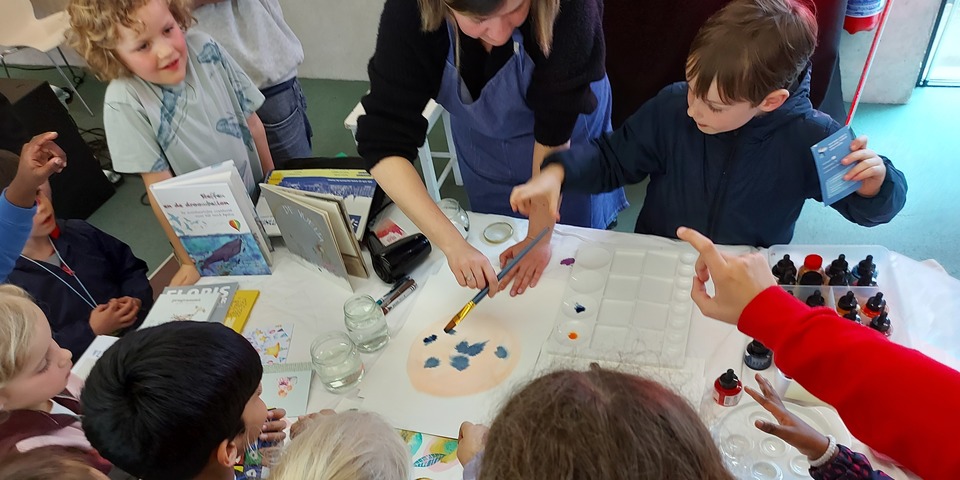 Illustratrice Laura Vargas Villaveces leert kinderen een verftechniek met ecoline en zout
