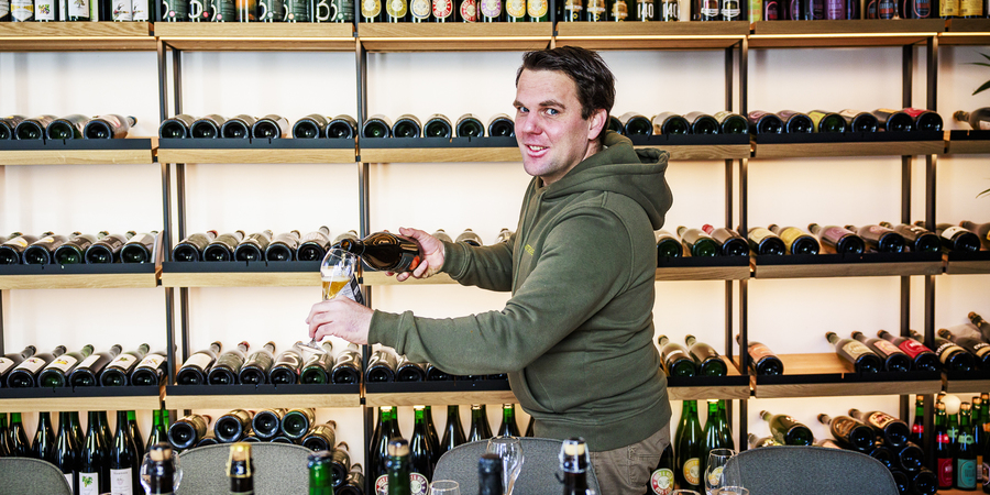 Man schenkt bier in champagneglas