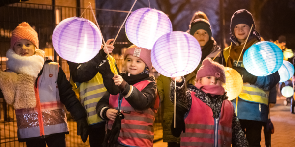 Kinderen met lampionnen