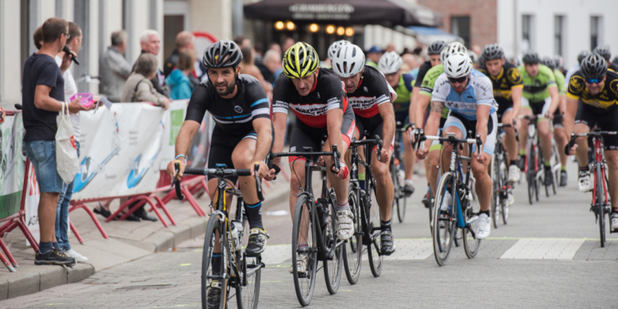 Verschillende amateurwielrenners fietsen door een straat in Antwerpen. Verschillende amateurwielrenners fietsen door een straat in Antwerpen.